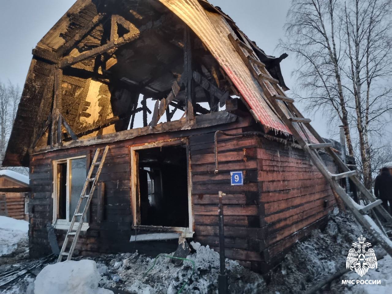 В Троицко-Печорске на пожаре погиб мужчина  Пожар в частном доме по улице Водная ликвидирован на площади 72 квадратных метра. Огнеборцами спасена 67-летняя женщина, она передана медицинским работникам. Также на пожаре обнаружен погибший 68-летний мужчина.  Предварительная причина возгорания - неисправность газового оборудования.   Главное управление МЧС России по Республике Коми напоминает:  ежегодная проверка газового оборудования специалистами - обязательна;  запрещается сушить вещи над газовой плитой;  держите форточки в помещениях, где установлены газовые приборы, открытыми;  уходя из квартиры, перекрывайте газ на трубе газопровода или закручивайте вентиль на газовом баллоне;  не оставляйте детей без присмотра наедине с газовыми приборами!    Ваша безопасность - ваша ответственность!