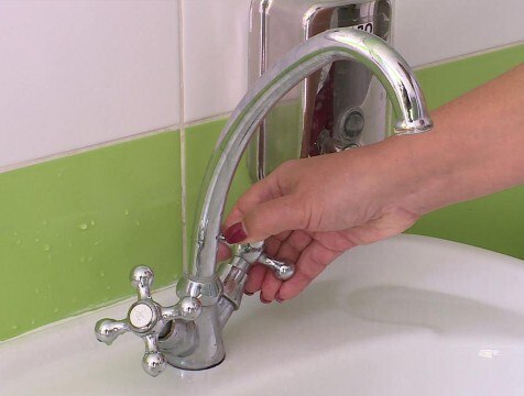 6 улиц Калуги остались без воды   По информации единой диспетчерской службы, в доме № 8 по улице Билибина начались внеплановые аварийные работы по устранению утечки из-под земли. В связи с этим, временно ограничена подача воды по 6-ти адресам. О подвозе воды пообещали сообщить позже. Завершить ремонтные работы планируют к 20:00.