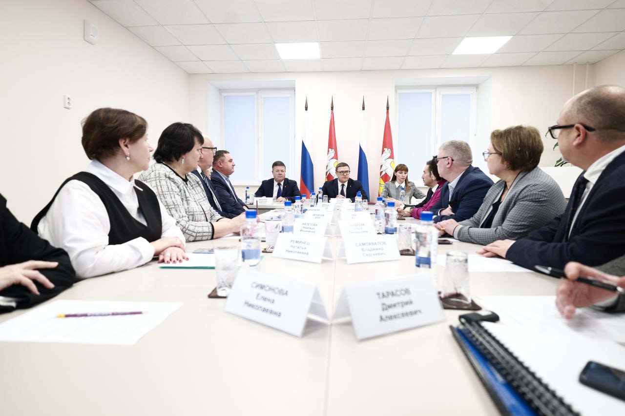 Больницы переходят на цифру в Челябинской области полностью обновят рентгеновское оборудование Больницы Челябинской области переходят на цифровой вариант рентгеновского оборудования Проект был запущен в 2025 году по решению Совета главных врачей при поддержке губернатора Алексея Текслера Всего за год доля современного цифрового оборудования в регионе увеличена с 38 до 56 Планируется стопроцентная цифровизация всех медучреждений области Мы впервые реализовали в регионе большой проект цифровизации рентгеновского оборудования отметил Алексей Текслер Приобрели новую технику и аппараты для оцифровки уже имеющегося оборудования Такая модернизация приносит значительный экономический эффект Снижение затрат на обслуживание устаревшей техники позволяет каждой больнице экономить от 500 тысяч до 3 миллионов рублей в год на одном аппарате Также цифровые установки дают качественные изображения помогают точнее установить диагноз и сокращают время от момента обследования до получения результата   Подписаться на chelkp Мы в MAX