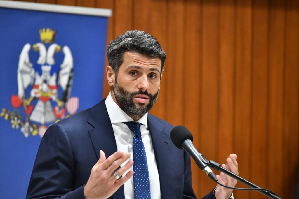 Шапич Поворот налево на перекрестках будет отменен Мэр Белграда Александр Шапич заявил сегодня что левый поворот на перекрестках в Белграде будет отменен везде где это возможно и отметил что это сделает дорожное движение более безопасным и плавным Шапич уверен что исход дорожно транспортного происшествия в Новом Белграде в котором погибла семья из трех человек был бы иным если бы на этом перекрестке была кольцевая развязка и не было бы левого поворота Над нами смеялись за то что мы делаем кольцевые развязки и ставим светофоры а это уже 20 лет являются стандартом в Европе Чтобы движение было организовано нужно сделать его безопасным Мы введем стандарты которые уже давно действуют в мире как можно реже поворачивать налево как можно больше улиц с односторонним движением Так что мы начнем внедрять некоторые из них совсем скоро Новости Белграда интересно полезно актуально   Поддержать канал транспорт