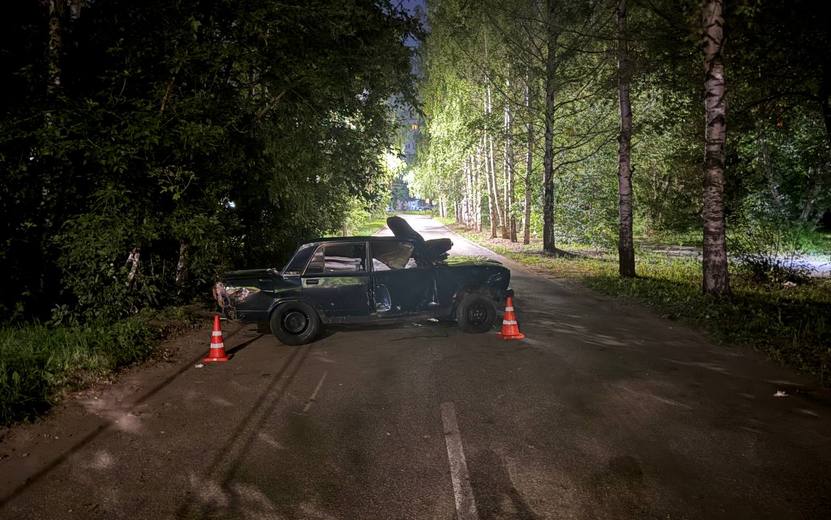 Врезался в дерево  Поздним вечером 28 июля дорожная авария произошла на улице Писателя Самсонова в Ижевске. 20-летний водитель автомобиля ВАЗ не справился с управлением и врезался в дерево.  Молодой человек  водительских прав не имеет  и 24-летний пассажир  собственник авто  получили травмы.  Обоим пострадавшим грозят штрафы.  Фото: Госавтоинспекция Удмуртии    #Ижевск #Удмуртия
