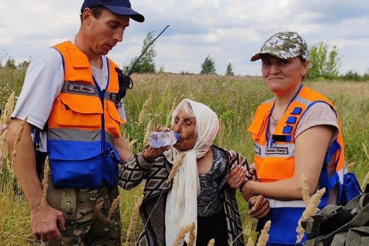110-летнюю бабушку спасли волонтеры в Нижегородской области   Пенсионерка столь почтенного возраста три  !  дня блуждала по лесам и полям в поисках дороги домой. Женщину нашли невредимой и передали в руки родственников, рассказали добровольцы поисково-спасательного центра «Рысь».   Анастасия Петровна Юрченко ушла из деревни Малое Туманово Арзамасского района днем 14 августа и пропала. Ситуация усугублялась тем, что пенсионерка могла быть дезориентирована в пространстве.   - Бабушка жила без документов, со слов всех родственников, ей действительно 110 лет, - рассказали волонтеры ПСЦ «Рысь». - Бабушка очень шустрая, и за всю жизнь не принимала ни одной таблетки, но годы берут свое. У нее деменция и рассеянный склероз: она помнит, что было 50 лет назад, но не помнит, что было вчера.  Когда бабуля не вернулась домой, ее 85-летний сын забил тревогу и обратился к волонтерам, которые разыскали потеряшку.  Несмотря на то, что она самостоятельно стояла на ногах, в деревню ее доставили на носилках.