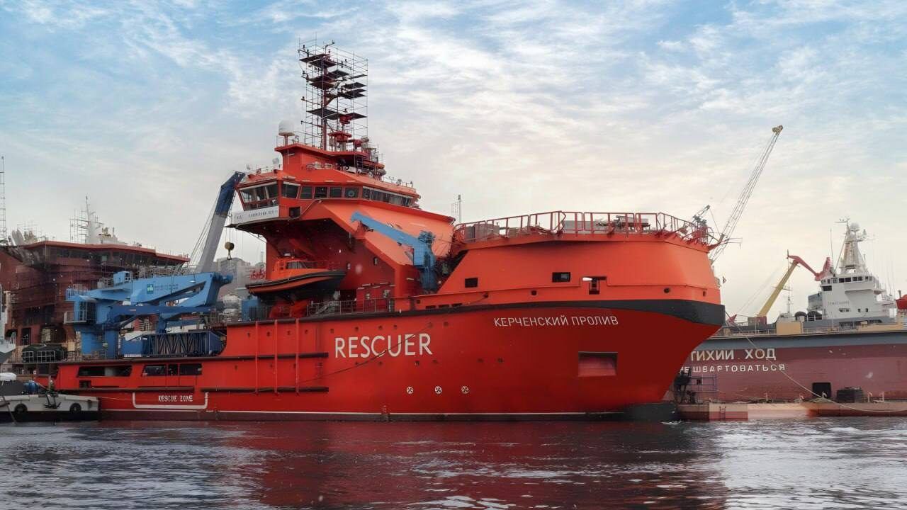 ОСК продолжает швартовные испытания на судне-спасателе «Керченский пролив» проекта MPSV06  Специалисты Амурского судостроительного завода ОСК продолжают швартовные испытания судна – спасателя проекта MPSV06 «Керченский пролив». Об этом сообщает Телеграм-канал предприятия.  На судне завершены пусконаладочные работы систем центрального кондиционирования воздуха в жилых помещениях заказа. Согласно программе швартовных испытаний, специалисты приступили к выполнению работ по проверке расхода воздуха в помещениях судна и мониторингу температурного режима.  Многофункциональное аварийно-спасательное судно мощностью 7 МВт проекта MPSV06 имеет длину 86 метров, ширину 19 метров, его скорость – 15 узлов. Оно предназначено для патрулирования, дежурства и оказания аварийной помощи терпящим бедствие судам с эвакуацией и размещением людей, оказанием им медицинской помощи, в районах судоходства, рыбного промысла, морских нефтяных и газовых промыслов.    Подписаться на «Медиапалубу»