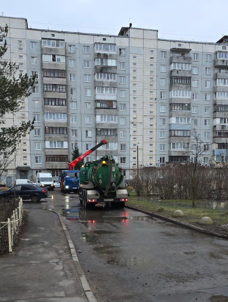 На Рябовском шоссе, 119к4, из-за дефекта на трубопроводе  произошло вытекание холодной воды. В 15:20 дефект локализован, вытекания воды нет.   Аварийные бригады «Водоканала» работают на месте, в ближайшее время с помощью насоса разлив воды с детской площадки и дорожки будет полностью устранен.   Держим ситуацию на контроле. Сап можно сдувать.  UPD: Холодное водоснабжение четырех домов отключено, в ближайшее время будет восстановлено по временной схеме.