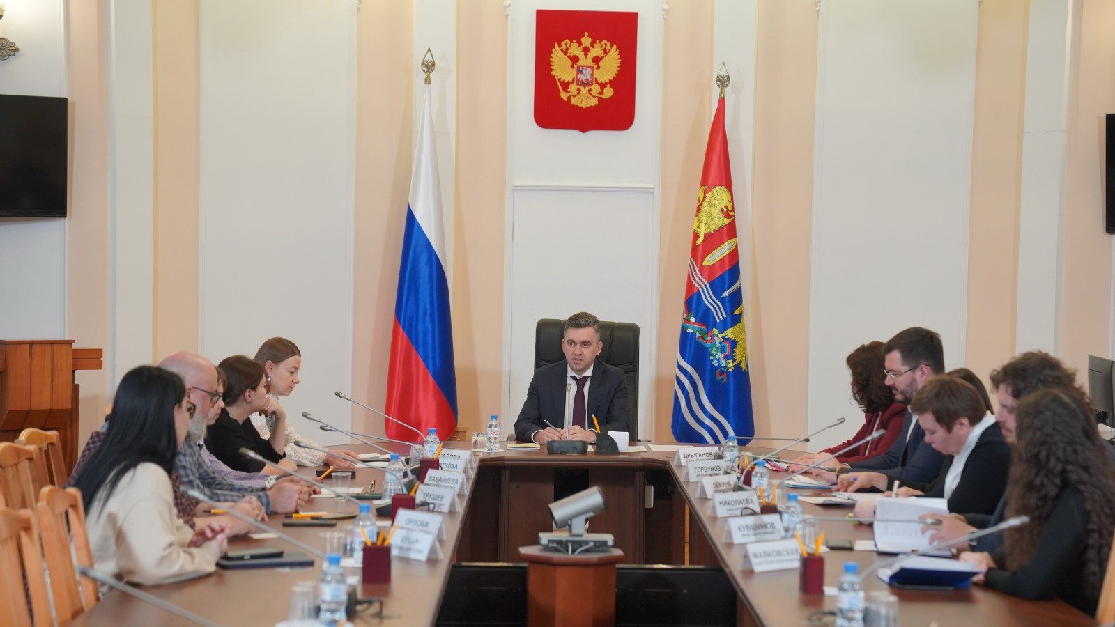 По инициативе Общественной палаты Ивановской области в регионе расширят ряд мер поддержки многодетных семей 17 ноября губернатор Станислав Воскресенский провёл рабочую встречу с Общественной палатой Ивановской области Главная тема первые результаты реализации новых мер демографической и семейной политики которые начали действовать в этом году Общественники внесли предложения как их дополнить и расширить В ходе встречи озвучены предложения как расширить эти меры Так общественная палата региона предложила распространить на семьи города Иваново единовременную выплату 300 тысяч рублей при рождении третьего и последующего ребенка которая на данный момент действует в малых городах и на селе А кроме того предоставлять многодетным семьям и региональную выплату при рождении третьего и последующего детей вне зависимости от оформления соответствующей выплаты предусмотренной за счет средств федерального бюджета Сайт ivteleradio ru Бот обратной связи в ТГ ivteleradio feedback bot