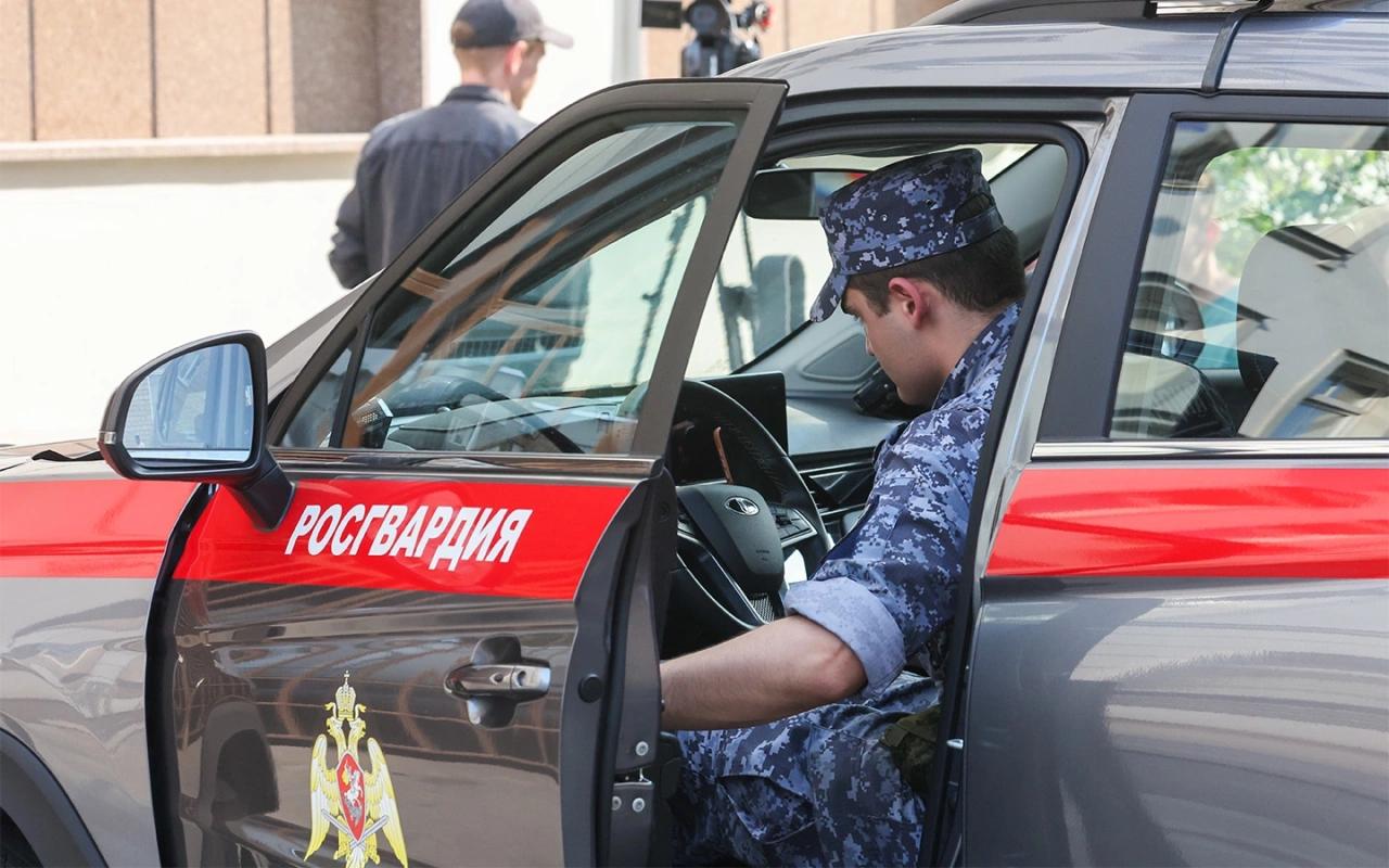 Силовики смогут бесплатно ездить по платным дорогам. Дума одобрила закон Так, разрешить бесплатный проезд планируется транспорту Вооруженных сил, Росгвардии, ФСБ, МВД, Следственного комитета, органов государственной охраны, Главного управления специальных программ президента, органов прокуратуры и Государственной фельдъегерской службы. Изначальная версия законопроекта предполагала бесплатный проезд только Вооруженных сил, ФСБ и Росгвардии, однако ко второму чтению инициативу доработали и включили туда другие силовые структуры.