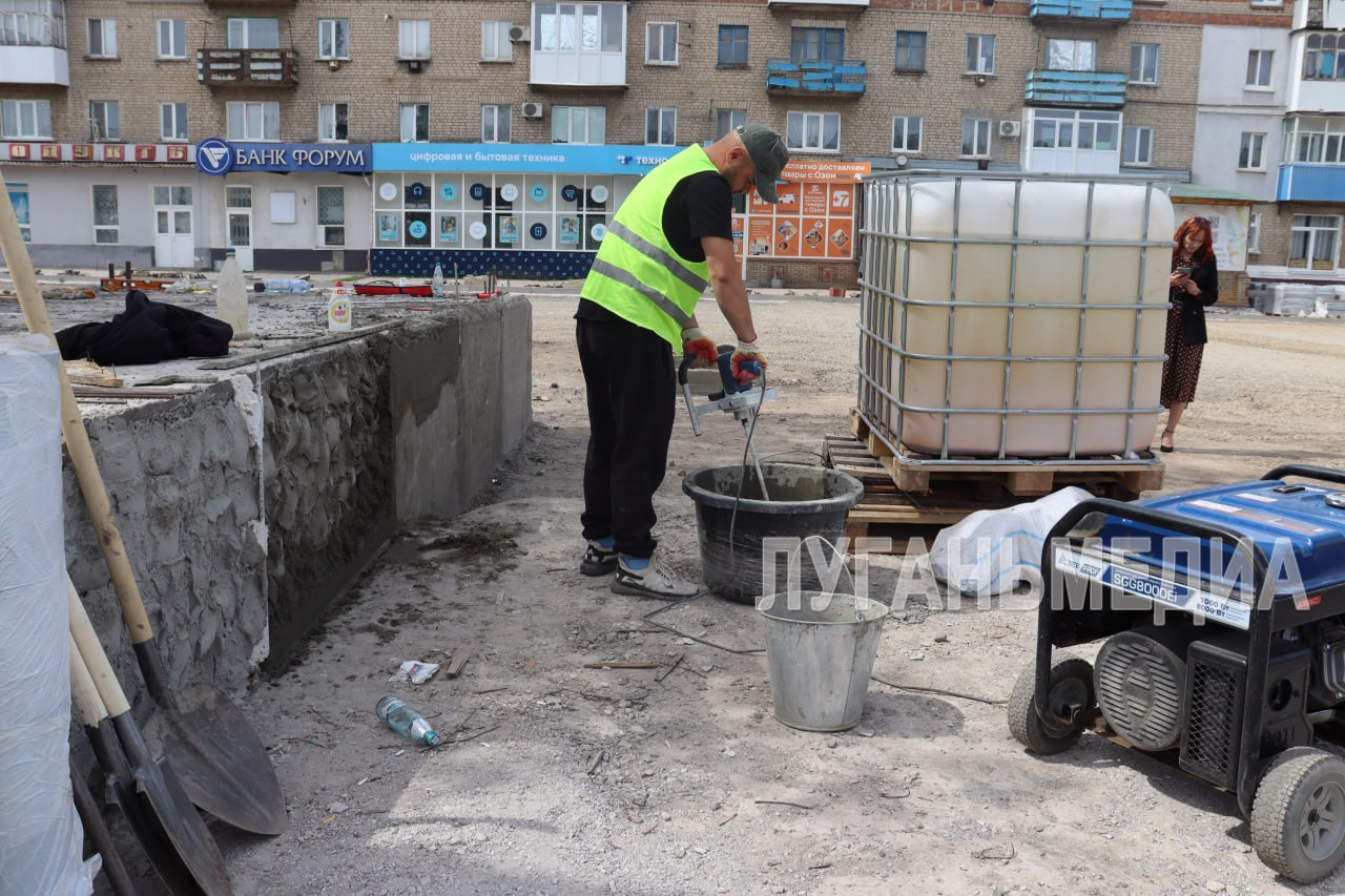 В Свердловске продолжаются работы по благоустройству Работы проходят в рамках Федерального проекта «Формирование комфортной городской среды» национального проекта «Жилье и городская среда». Они затронули площадь Мира и прилегающую улицу Энгельса – На сегодняшний день уже выполнен демонтаж старого покрытия, проводятся подготовительные работы под заливку бетонной смеси, установлен бордюрный камень. После этого приступят к укладке тротуарной плитки, – рассказал заместитель главы Администрации Свердловского муниципального округа Игорь Ковальчук. Игорь Васильевич напомнил, что реконструкция объекта стала возможной благодаря самим жителям. В результате голосования победили две территории в муниципалитете. Сейчас идет благоустройство и в центре Червонопартизанска – на площади Ленина и прилегающей к ней улице Комсомольской. Вконтакте Одноклаcсники
