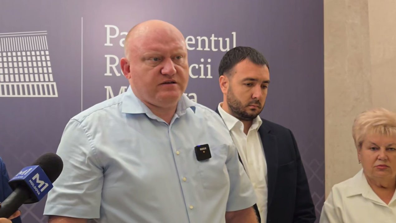 Василе Боля, депутат, представитель блока "Победа": Мы стали свидетелями узурпации власти.  "Некоторые судьи КС назначены на второй срок, хотя Конституция этого не допускает. В Конституции четко написано, что судья назначается на шестилетний срок. Здесь мы видим грубое нарушение Конституции, где три судьи, Доминика Маноле, госпожа Шова и господин Рошка принесли присягу во второй раз и считают, что имеют право во второй раз быть судьями.   Я еще не видел, чтобы судей назначали по политическим критериям. Это все абсурд, в котором мы живем и продолжим жить, я надеюсь, только до 28 сентября".