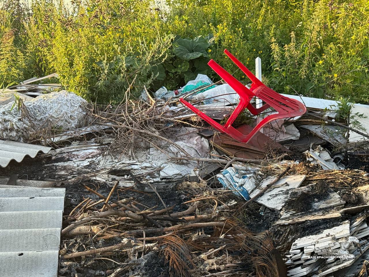 Красноярцы бьют тревогу контейнерные площадки возле домов завалены твердыми коммунальными отходами В Наш Красноярский край обратилась жительница дома по улице Ладо Кецховели краевого центра Пенсионерка сообщила что мусорная площадка на которую складируют ТКО несколько окрестных домов буквально до крыши завалена отходами О подобной проблеме нам рассказали и жители дома на улице 9 Мая Из за несвоевременного вывоза отходов в таких местах появляются крысы Наша редакция разбиралась в этом вопросе мы обратились и к региональному оператору и в Стройнадзор Решилась ли проблема Рассказываем на сайте