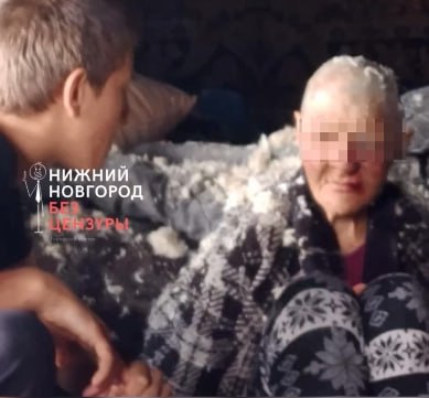 Подростки три дня издевались над одинокой пожилой женщиной в Городецком округе Теперь она в реанимации Жестокость школьников поражает Они побрили пенсионерку налысо и избили сняв все на видео У нее со слов местных переломы рук ног и ребер Подростков нашли родители двух из них предварительно уже состоят на профилактическом учете Их могут привлечь к ответственности за неисполнение обязанностей по воспитанию Ситуацию уже прокомментировал глава округа Александр Мудров Он написал что семья в которой воспитывается главный обвиняемый уже давно под прицелом опеки Подростка изолировали а его родителей хотят ограничить в правах в отношении других детей в семье В полиции возбудили уголовное дело об умышленном причинении средней тяжести вреда здоровью Что еще случилось в Нижнем