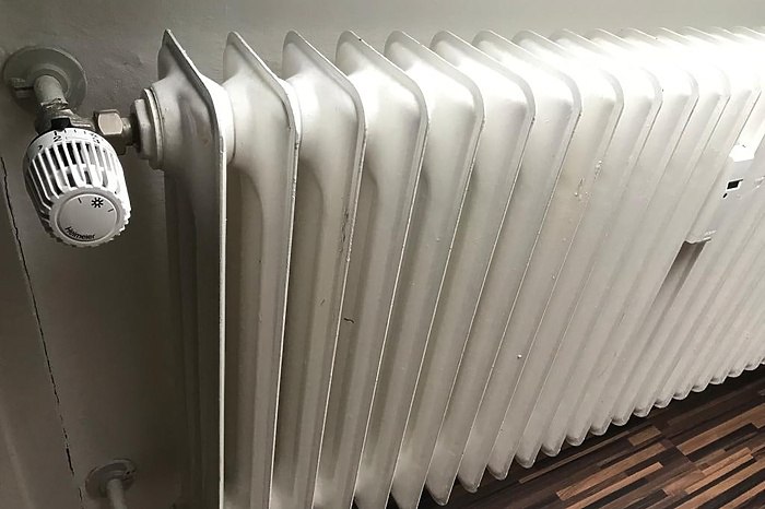 Телефонные мошенники начали предлагать россиянам зимние скидки на услуги ЖКХ Мошенники начали обкатывать на российских гражданах новую схему обмана Чтобы завладеть денежными средствами они под видом сотрудников соцзащиты предлагают жертве фиктивные зимние скидки на жилищно коммунальные услуги сообщает РИА Новости Сначала мошенники проводят информационный звонок представляясь сотрудниками соцзащиты или районных управ Они сообщают о якобы введении специальных зимних скидок на оплату ЖКХ и предлагают оформить соответствующие льготы Злоумышленники представляясь сотрудниками социальных служб выманивают у граждан личные данные под предлогом идентификации личности что приводит к хищению денег с банковских карт сообщил РИА Новости директор продукта Защитник МТС Андрей Бийчук uralweb ru