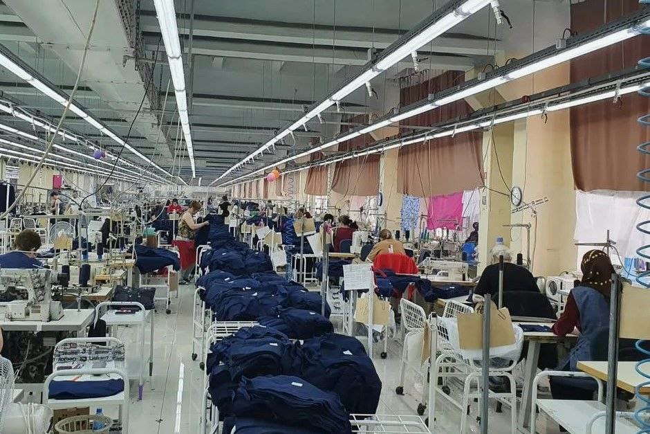 «Глория Джинс» решила сохранить две из 10 фабрик в Ростовской области. Компания не будет закрывать две своих фабрики, в Шахтах и Новошахтинске. Об этом рассказал заместитель губернатора Игорь Сорокин. Остальные фабрики будут переданы инвесторам. Почти для всех производств новые владельцы уже найдены: - ООО «Булава», производитель одежды для силовиков и спецслужб, выкупил площадки в Гуково, Зверево, Красном Сулине и Усть-Донецком районе; - ИП Шишкин взял под управление вторую площадку в Усть-Донецке; - ИП Рогова получила в аренду площадки в Зернограде, Сальске и станице Егорлыкской. Пока под вопросом только фабрика в Миллерово. Схема оптимального управления ещё подбирается, но, заявил Сорокин, сотрудники трудоустроены - они перешли на другие предприятия лёгкой промышленности. Предложи нам новость