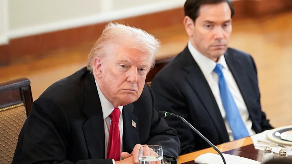 Трамп хочет добиться разворота в миграционной политике Европы Правительство США под руководством Дональда Трампа считает миграционную политику Европы наивной и опасной и выражает обеспокоенность её глобальными последствиями Вашингтон активно пытается побудить такие страны как Германия Великобритания или Швеция к более жёстким правилам и законам Этой задачей в дальнейшем должны заниматься послы США Госдепартамент под руководством Марко Рубио опубликовал директиву для посольств и консульств США В ней говорится что они должны отслеживать миграционную политику других стран и при необходимости вмешиваться в неё Ведомство ссылается при этом на права человека в других странах Массовая миграция это вопрос прав человека Американские чиновники будут призывать правительства действовать решительно и защищать граждан от опасностей массовой миграции пишет министерство Западные страны как говорится в сообщении Госдепартамена в Х пережили волны преступности терактов сексуализированного насилия и вытеснения общин В качестве примеров Госдеп приводит изнасилование 15 летней девочки девятью мужчинами в гамбургском городском парке в 2020 году а также другие преступления с участием мигрантов в Великобритании и Швеции Госдеп США также резко критикует судебную систему в Европе Немецкая женщина которая оскорбила одного из насильников в интернете получила более строгий приговор чем сами преступники Эта директива напоминает речь которую вице президент США Джей Ди Вэнс произнёс в феврале на Мюнхенской конференции по безопасности Из всех насущных вызовов с которыми сталкиваются представленные здесь страны на мой взгляд нет ничего более неотложного чем массовая миграция Сколько ещё ужасных ударов мы должны пережить прежде чем изменим курс Теперь похоже Госдепартамент решил действовать чтобы воплотить это требование американской администрации BILD Russian