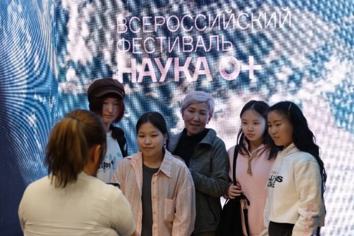 Всероссийский фестиваль НАУКА 0 пройдет в Якутии с 24 по 25 октября Всероссийский фестиваль науки НАУКА 0 пройдет в Якутии с 24 по 25 октября в котором Северо Восточный федеральный университет выступит основным оператором В этом году фестиваль состоится в 13 й раз и будет организован на 17 площадках где запланировано 181 мероприятие Подробнее читайте по ссылке Фото пресс служба СВФУ yk24 ru в MAX Telegram ВК VK Видео