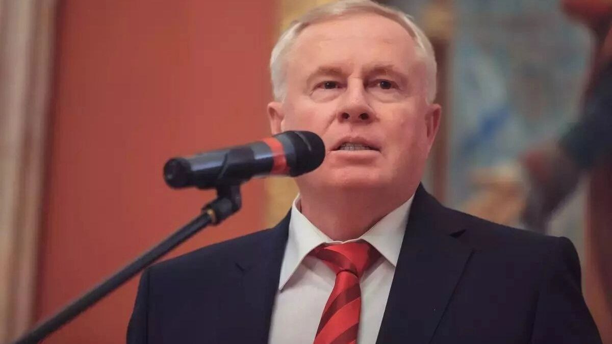 В Белгородской области задержан заслуженный строитель России и меценат Карл Лоор по подозрению в даче взятки чиновнику администрации Старого Оскола в особо крупном размере По данным следствия в 2018 году Лоор передал должностному лицу квартиру в обмен на покровительство и содействие в вводе в эксплуатацию жилого дома что позволило его компании беспрепятственно продать квартиры и получить доход Против предпринимателя возбуждено уголовное дело он арестован чиновник получивший квартиру также стал фигурантом дела по статье о получении взятки Монолит