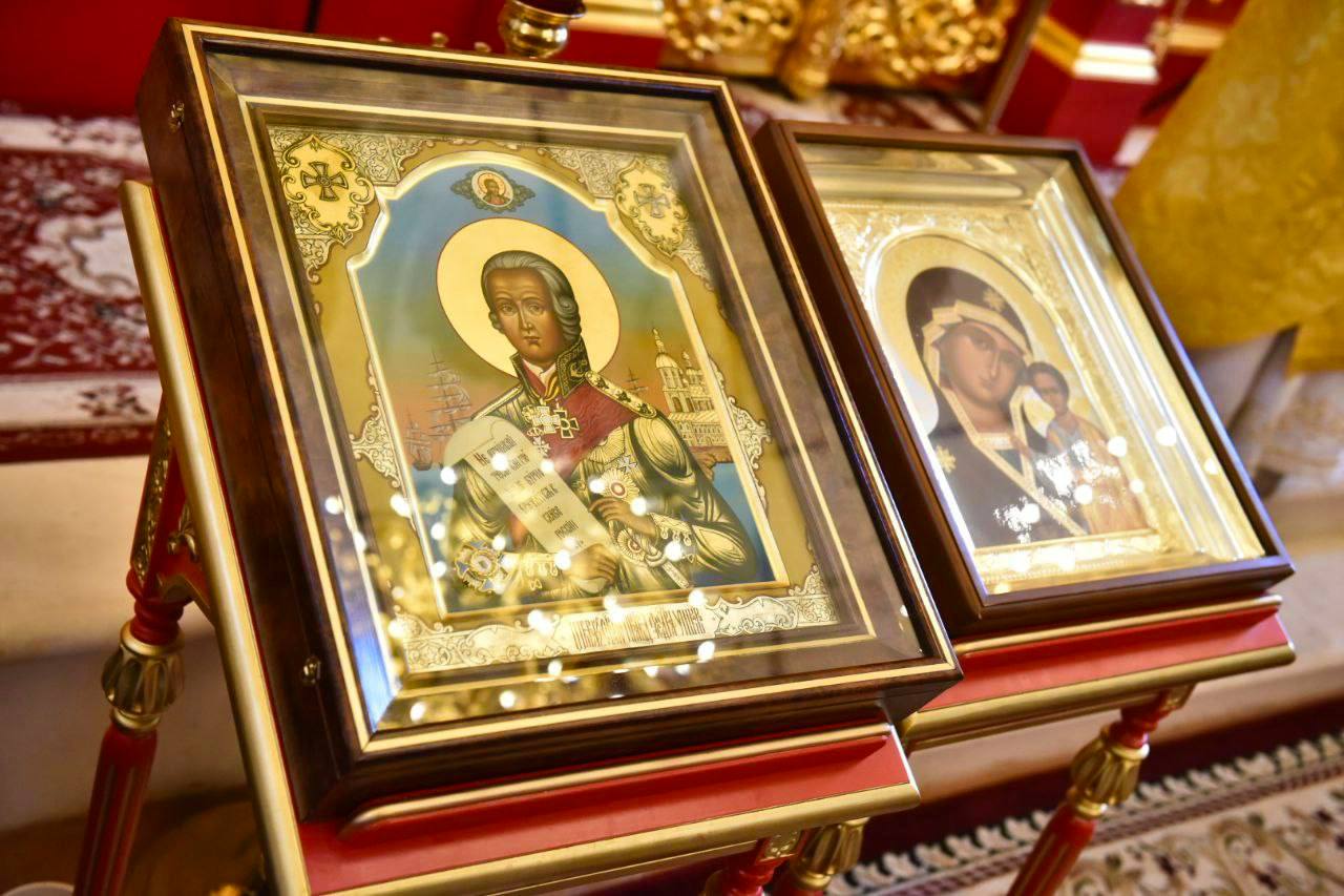 Церкви Богоявления на Острову из села Хопылева Рыбинского округа передали личный молитвослов Федора Ушакова 1751 года издания. Передача состоялась 3 августа в рамках праздника, который был посвящен 280-летию великого уроженца ярославской земли.  Федор Ушаков – историческая личность, человек, которым мы гордимся. Для нас честь и долг возрождать и сохранять память о нем. Хопылево меняется, развивается и расцветает. Спасибо попечительскому совету, владыке Вениамину, инициативной группе, Фонду Андрея Первозванного и всем, кто принимает участие в восстановлении этого места,  – подчеркнул губернатор Ярославской области Михаил Евраев.  Глава региона также отметил, что для удобства желающих добраться до храмового комплекса в Хопылево здесь будет сделано разворотное кольцо и перенесена остановка, для круизных теплоходов к причалу установят дебаркадер и отремонтируют дорогу до места рождения флотоводца в деревне Бурнаково.  Наш долг – чтить память всех героев Отечества и сохранять в порядке исторические места, связанные с ними. Хопылево – одно из них, с каждым годом оно пользуется все большей популярностью у паломников и туристов.