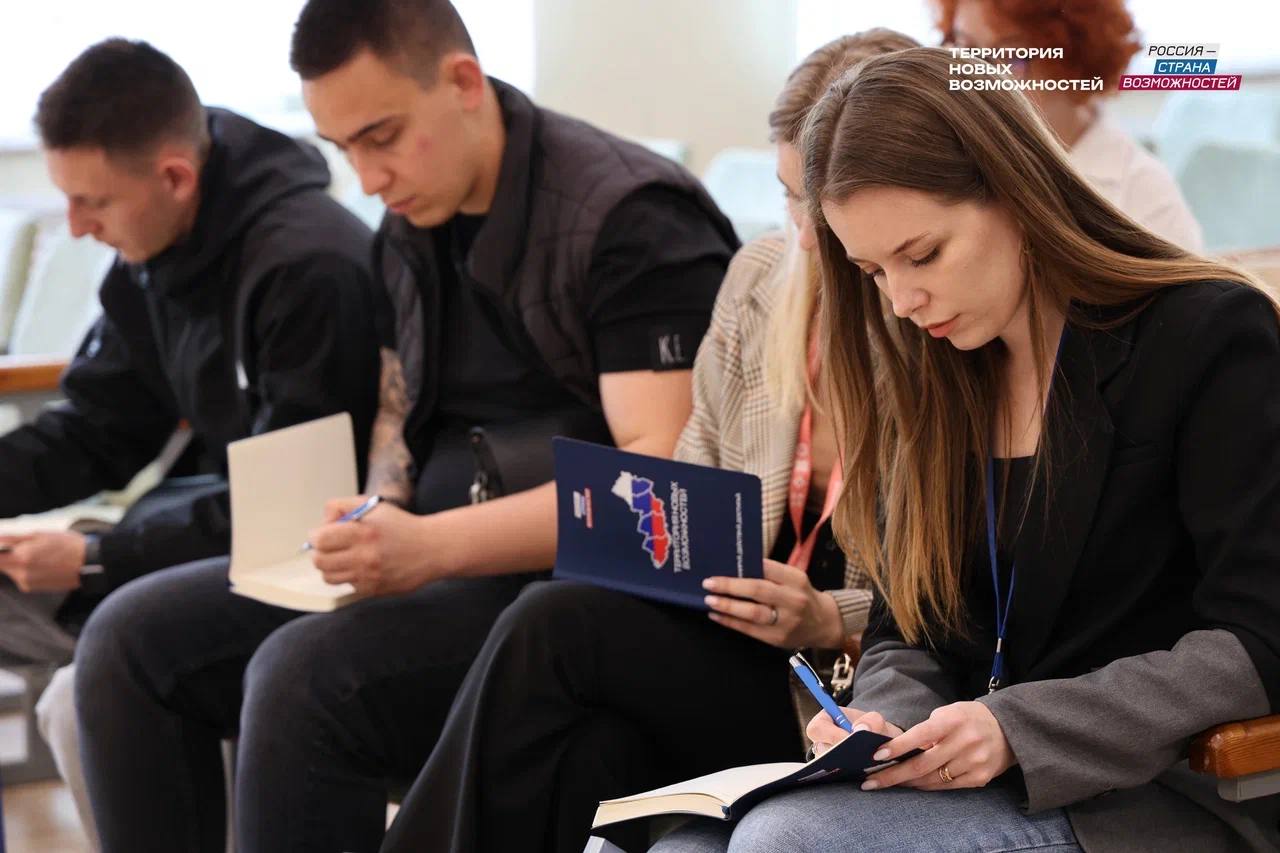 В Херсонской области стартовали мероприятия президентской платформы «Россия – страна возможностей» Первая встреча прошла в Генической школе №3 и объединила более 50 участников — студентов, активистов и молодых специалистов. Участники узнали о возможностях развития через участие в проектах и конкурсах платформы, а также разобрали, как эффективно продвигать инициативы в медиапространстве. «В условиях сегодняшнего дня как никогда важны инициативы, способные объединять людей, вдохновлять молодежь и задавать новый вектор развития регионов. Команда “Россия – страна возможностей” прикладывает максимум усилий, чтобы каждый, кто стремится к развитию и переменам, получил шанс реализовать свои идеи», — отметил директор подразделения президентской платформы «Россия – страна возможностей» Алексей Варяница. На встрече рассказали об уже реализуемых проектах выпускников платформы. Так, победитель конкурса «Наставничество» Елена Мартынова создает книгу о молодых героях, погибших в зоне СВО, а Оксана Стремоусова, участница программ «Женщина-лидер» и «Сенеж», работает над формированием традиционных ценностей у старшеклассников в Геническе. «Сегодня развитие Херсонской области невозможно без активного участия жителей, без вовлечения молодежи. Благодаря обучению в “Сенеж” мы начали использовать проектный подход внутри администрации и поддерживать инициативы самих жителей», — подчеркнула глава Генического муниципального округа Юлия Семякина. В ближайшее время мероприятия платформы пройдут и в других муниципалитетах региона. Сайт ВК ОК #Администрация_Херсонская_область