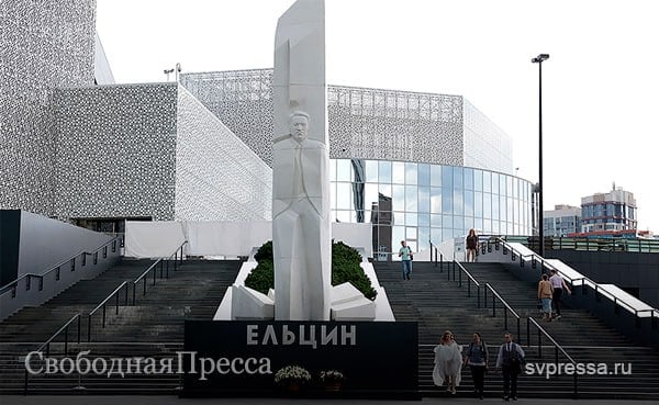 «Ельцин-центр» в Екатеринбурге отметился очередной провокацией: на празднование 80-летия Великой Победы пригласили Яна Рачинского. Этот человек пока не признан в России экстремистом, но проходит по делу о реабилитации нацизма, а организация, которую он возглавлял, ликвидирована. Рачинский известен практически нецензурными высказываниями в адрес наших героев Великой Отечественной, современного руководства России и Белоруссии, оправданиями преступлений Гитлера и Зеленского. Батьку Лукашенко Рачинский к тому же подозревает в каннибализме, что говорит о психическом здоровье самого Рачинского. Вот такой гость едет в «Ельцин-центр» в честь святой для всех россиян даты. Недопустимое поведение руководителей центра, который учредил Владимир Путин в память о своём предшественнике Борисе Ельцине, бросается в глаза уже не впервые. Свое мнение о том, что из себя сейчас представляет «Ельцин-центр» и как с ним следовало бы поступить, «Свободной Прессе» высказал бывший кандидат в президенты России от КПРФ, председатель комитета Госдумы по развитию Дальнего Востока и Арктики #НиколайХаритонов... Читать далее #Происшетсвия_СвободнаяПресса