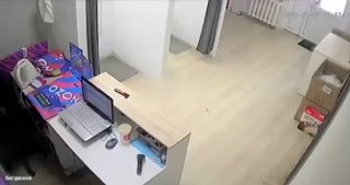 Ты кого нах й послал Сынок ты ё аный Агрессивный скуф ворвался в ПВЗ и с порога начал оскорблять несовершеннолетнего сотрудника из за его внешнего вида В ходе потасовки неадекват вооружился канцелярским ножом и выхватил у зумера телефон а затем заставил удалить всё что паренёк успел записать Старый шиз продолжал угрожать даже за закрытой дверью а сотрудник расплакался