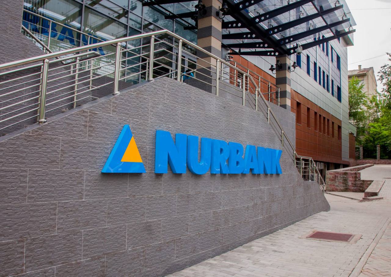 Нурбанк досрочно вернет часть госпомощи в размере 4 5 млрд тенге Нурбанк планирует выкупить 4 5 млн облигаций по номинальной стоимости 1000 тенге Выкуп облигаций начнется 27 ноября текущего года После возврата на балансе банка останется 42 3 млрд тенге государственной поддержки вместо текущих 46 8 млрд тенге Решение о частичном досрочном погашении государственной поддержки с учетом поручения Главы государства а также в соответствии с политикой социальной ответственности банка Досрочный возврата госпомощи стал возможен благодаря стабильному финансовому положению банка и его эффективной деятельности На 01 октября текущего года активы банка увеличились на 3 до 550 млрд тенге Нурбанк показывает качественный кредитный рост доля NPL сократилась до 6 8 против допустимых 10 Процентные доходы увеличились на 14 Как следствие чистая прибыль выросла на 12 собственный капитал банка прирос на 8 до 76 млрд тенге В Нурбанке реализуется новая стратегия развития направленная на дальнейшее укрепление позиций финансового института на рынке Главный акцент стратегии цифровая трансформация развитие транзакционного бизнеса усиление digital решений а также поддержка малого и среднего предпринимательства прокомментировала Председатель Правления Нурбанка Гульнара Мусатаева Финансовый институт сохраняет приверженность досрочному возврату государству средств полученных в качестве финансовой поддержки При этом график и объемы частичного досрочного погашения обусловлены финансовыми результатами деятельности банка В настоящее время Нурбанк демонстрирует уверенный рост позволяющий досрочно исполнять свои обязательства перед государством АО Нурбанк имеет лицензию 1 2 15 193 от 3 февраля 2020 года выданную Агентством РК по регулированию и развитию финансового рынка партнерскийматериал TENGENOMIKA