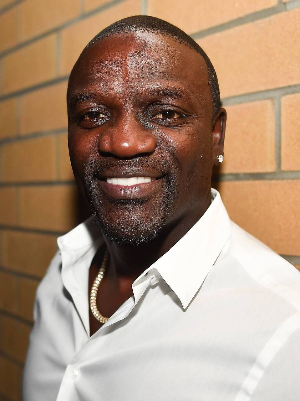 Американский рэпер Akon приехал в Москву с концертом, на котором он бросил в толпу свою потную футболку.   Результат убил — девушки устроили жёсткую драку за вещь кумира и чуть не задушили друг друга.   — клоунада!  — что они творят!!!  — в шоке!   — Расскажи, Москва