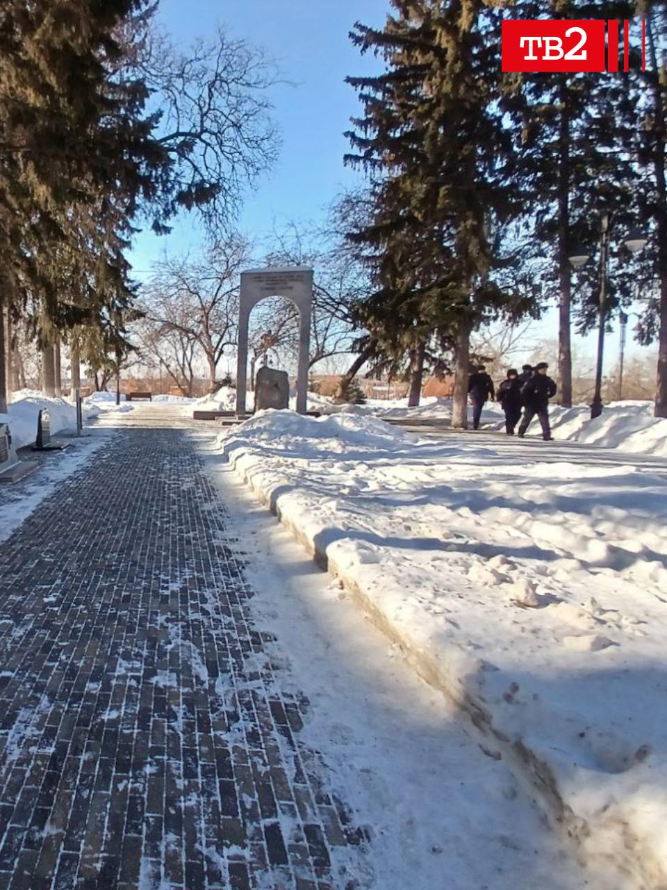 «2015. Борись»: томичам все-таки удалось почтить память убитого политика Бориса Немцова  Цветы и листок с надписью «Борись 2015» появился около Камня Скорби. Об этом ТВ2 рассказал читатель.  «Цветы кто-то все-таки положил. Полиция продолжает патрулировать Сквер Памяти», — говорит читатель.