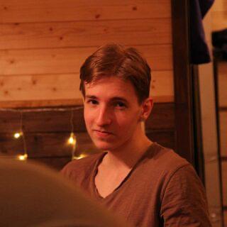 Студента математика из ВШЭ отправили в СИЗО по делу о Госизмене после двух месяцев карусельных арестов Мещанский суд Москвы заключил под стражу 22 летнего Леонида Каца Подробности обвинений официально не раскрываются Первый административный арест ему выписали 1 октября по обвинению в мелком хулиганстве Согласно протоколу он ругался возле водоема в Алтуфьево После этого его несколько раз отправляли под арест по другим административным статьям включая неповиновение полиции Леонид Кац в прошлом году окончил подразделение НИУ ВШЭ по направлению математика Его дипломная работа была посвящена классической модели Курамото Он неоднократно становился призером математических олимпиад Задонатить через бота Patreon