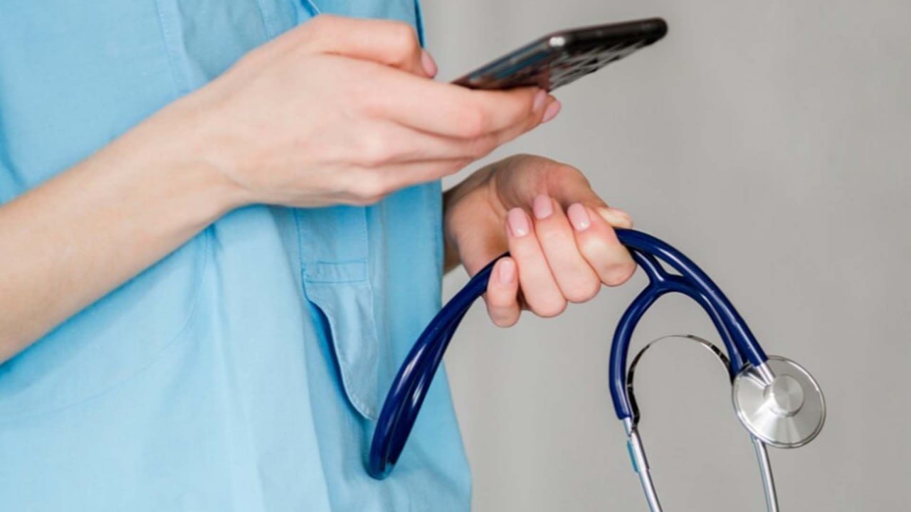 На Вологодчине запущена горячая линия по льготным лекарствам Глава региона Георгий Филимонов призвал жителей активнее пользоваться новой горячей линией Звонки принимаются по номеру 8 800 200 81 22 по будням с 08 00 до 17 00 По данному номеру также можно уточнить кто имеет право на получение лекарств сообщить о случаях отказа выписать рецепт и узнать порядок получения препарата Вопросы по льготному лекарственному обеспечению можно задать и в ЗдравЧатах Они созданы для каждого муниципалитета и работают с 8 00 до 20 00 с понедельника по субботу Правительство Вологодской области Telegram MAX