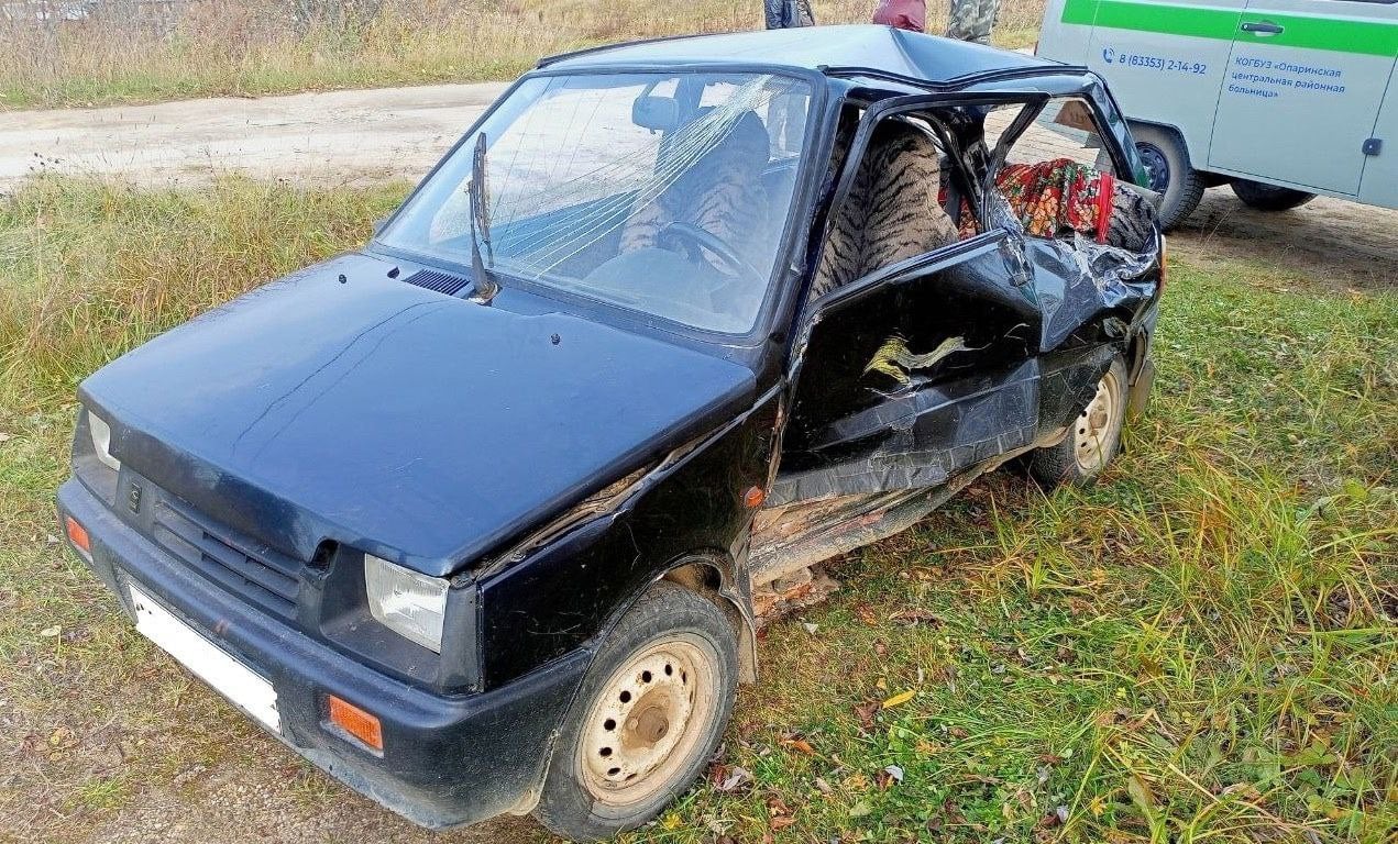 Сегодня утром автомобиль столкнулся с локомотивом возле станции Вазюк в Опаринском районе  89-летний бесправник на "Оке" выехал на железнодорожный переезд на запрещающий сигнал светофора. Никто не пострадал.  Читать Pro Город •