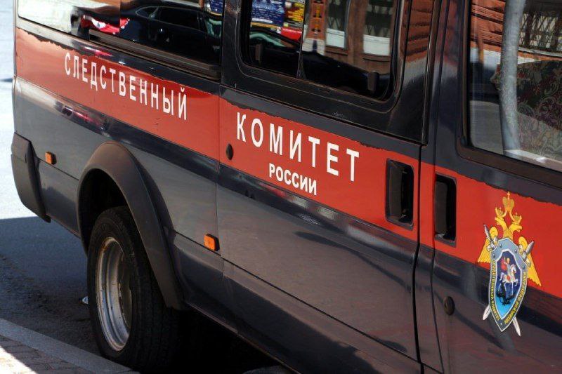 Завершено расследование уголовного дела о мошенничестве на сумму почти 2 млн рублей Скадовским межрайонным следственным отделом СУ СК России по Херсонской области завершено расследование уголовного дела в отношении бывшего заместителя директора бюджетного учреждения, обвиняемого в совершении преступления, предусмотренного ч.ч. 3,4 ст. 159 УК РФ мошенничество . Следствием установлено, что с октября 2022 по июнь 2024 года бывший заместитель директора по административно-хозяйственной работе спортивного колледжа фиктивно оформил двух своих родственниц на различные технические должности. При этом женщины не были осведомлены о его преступных намерениях. На основании подложных сведений в табелях учета рабочего времени им начислялась заработная плата, которую обвиняемый присваивал себе. Помимо этого, с августа 2023 по июнь 2024 года, введя в заблуждение директора учреждения, он фиктивно оформил себя на пол ставки в должности тренера-преподавателя, за что ему начислялась заработная плата. При этом фактически по указанной должности трудовую деятельность он не осуществлял и занятия не проводил. В результате фигурант похитил бюджетные средства в размере около 2 млн рублей. Следователями Скадовского МСО выполнен комплекс необходимых мероприятий, направленных на установление всех обстоятельств совершенного преступления. В ходе следствия обвиняемый дал признательные показания. Следствием собрана достаточная доказательственная база, в связи с чем уголовное дело с утверждённым надзорным ведомством обвинительным заключением направлено в суд для рассмотрения по существу.