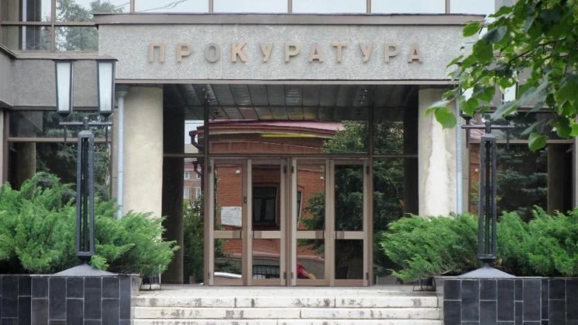 Челябинку осудят за сбыт наркотиков В Челябинске Центральный райсуд рассмотрит уголовное дело 37-летней женщины, обвиняемой в распространении наркотиков. Об этом сегодня, 15 мая, сообщили в пресс-службе прокуратуры Челябинской области. По версии следствия, женщина вступила с неустановленными следствием лицами в преступный сговор. Будучи участницей преступной группы, в период с 2024 года по январь 2025 года она за денежное вознаграждение организовывала в Челябинске тайники для хранения наркотиков и сбывала вещества приобретателям. Также она организовала сбыт наркотиков знакомым. «Обвиняемая, в присутствии своих двух малолетних детей 2015.г.р. и 2020 г.р. месту своего проживания осуществляла расфасовку наркотических средств, а также употребляла наркотические средства сама и с иными лицами», – добавили в надзорном ведомстве. При обыске у неё нашли и изъяли упаковочный материал и метадон. Её детей передали бабушке и бывшему мужу. URALPRESS.RU