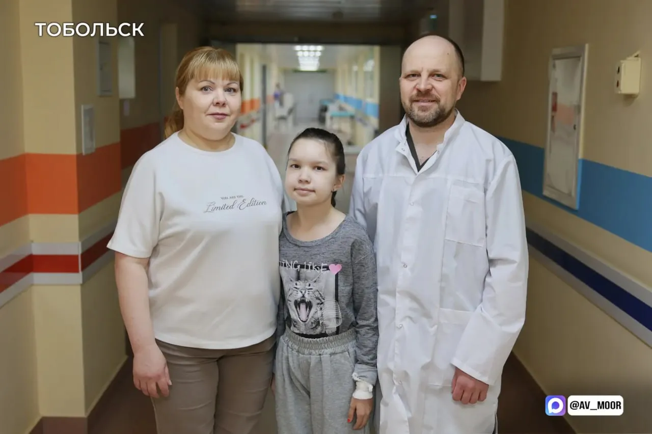 Тобольские врачи спасли ребёнка с уникальной патологией В Областную больницу 3 поступила юная пациентка с жалобами на боли в животе В ходе обследования команда специалистов выяснила что у ребёнка добавочная селезёнка крайне редкая врождённая аномалия Требовалась немедленная операция Её провёл заведующий отделением гнойной хирургии Игорь Амелин Он безопасно удалил добавочную селезёнку и устранил источник воспаления После операции девочка находилась под наблюдением врачей в течение недели Сейчас её жизни и здоровью ничего не угрожает Александр Моор поблагодарил врачей за профессионализм Благодарю тобольских врачей Областной больницы 3 за высокий профессионализм и блестящую командную работу АВМ  Мы в MAКС
