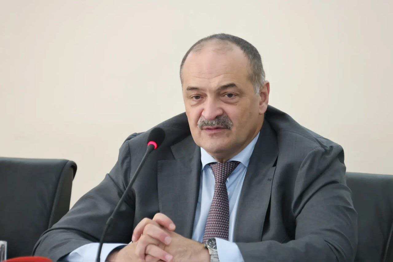 Вопросы муниципального управления нужно решать вместе с самим населением Сергей Меликов прокомментировал обсуждаемые сегодня вопросы перехода на новую систему управления Ярким свидетельством взвешенности подхода к муниципальной реформе по словам руководителя республики является состоявшееся недавно избрание глав сельских поселений О каких принятых решениях может идти речь если буквально недавно в Единый день голосования прошли выборы в муниципальных образованиях Дагестана отметил глава региона Своё мнение он озвучил на заседании Регионального политсовета Дагестанского регионального отделения партии Единая Россия Если вы заметили никаких посылов от руководства республики нет и быть не может Я уже говорил что для Дагестана это очень тонкая грань сказал Сергей Меликов Органы власти должны проявить мудрость и спокойствие Возможно для Дагестана будет характерна некая смежная система возможно городам нужна как мы сделали в Махачкале и на мой взгляд безошибочно одноуровневая система управления А к районам нужно подходить совершенно по другому В конечном счете вопросы муниципального управления нужно решать вместе с самим населением А где глава поселения не является проводником интересов народа нужно посмотреть на всю систему управления выразил мнение руководитель республики