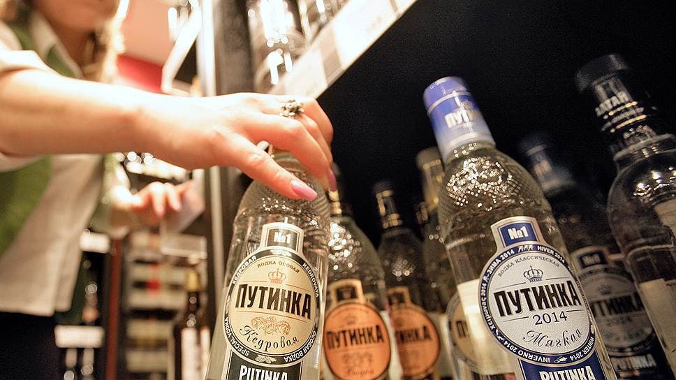 Водка Путинка может вернуться на российский рынок Тульский винокуренный завод 1911 ТВЗ получил декларацию соответствия на производство водки Путинка Классическая пишет Коммерсант По словам собеседника издания на алкогольном рынке пока это техническая процедура и конкретных сроков розлива нет На заводе не стали комментировать информацию Путинка создана в 2003 году маркетологом Станиславом Кауфманом и долгое время разливалась на мощностях московского завода Кристалл На пике популярности в 2015 году бренд занимал 2 74 продаж водки в России но затем марка стала терять популярность По словам Кауфмана производство Путинки скорее всего будет вестись на лицензионной основе Передача марки вероятно связана с тем что ее производство на мощностях Кристалла не предполагается