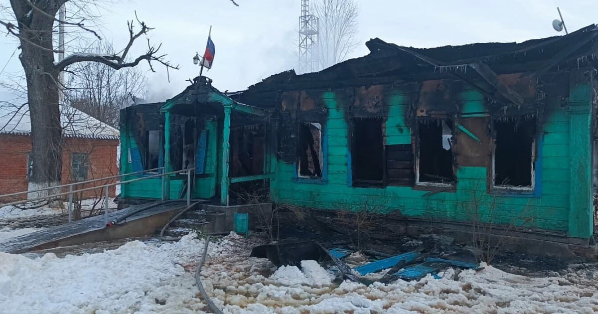 Пожар в Мостовском районе уничтожил крышу здания администрации  Сегодня ночью в станице Махошевская произошёл пожар, который уничтожил кровлю здания администрации поселения.  Сообщение о возгорании поступило в пожарную охрану Мостовского района в 03:19. Огонь охватил площадь 96 квадратных метров. На ликвидацию пожара направили пять единиц техники и 15 пожарных из Мостовского и Лабинского районов. К 5 утра пожар полностью потушили, жертв не обнаружили.  Сейчас администрация поселения временно разместила свои службы в здании сельского Дома культуры по адресу Советская, 8. Точные причины пожара устанавливают.  Фото: администрация Мостовского района  УТРЕННИЙ ЮГ   подпишись