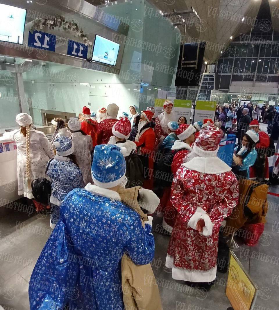 Деды Морозы и Снегурочки застряли в питерском Пулково В аэропорту задержано свыше 40 рейсов на вылет из за сложных метеоусловий Есть ли у Вас предновогоднее настроение нет да Neuronbo