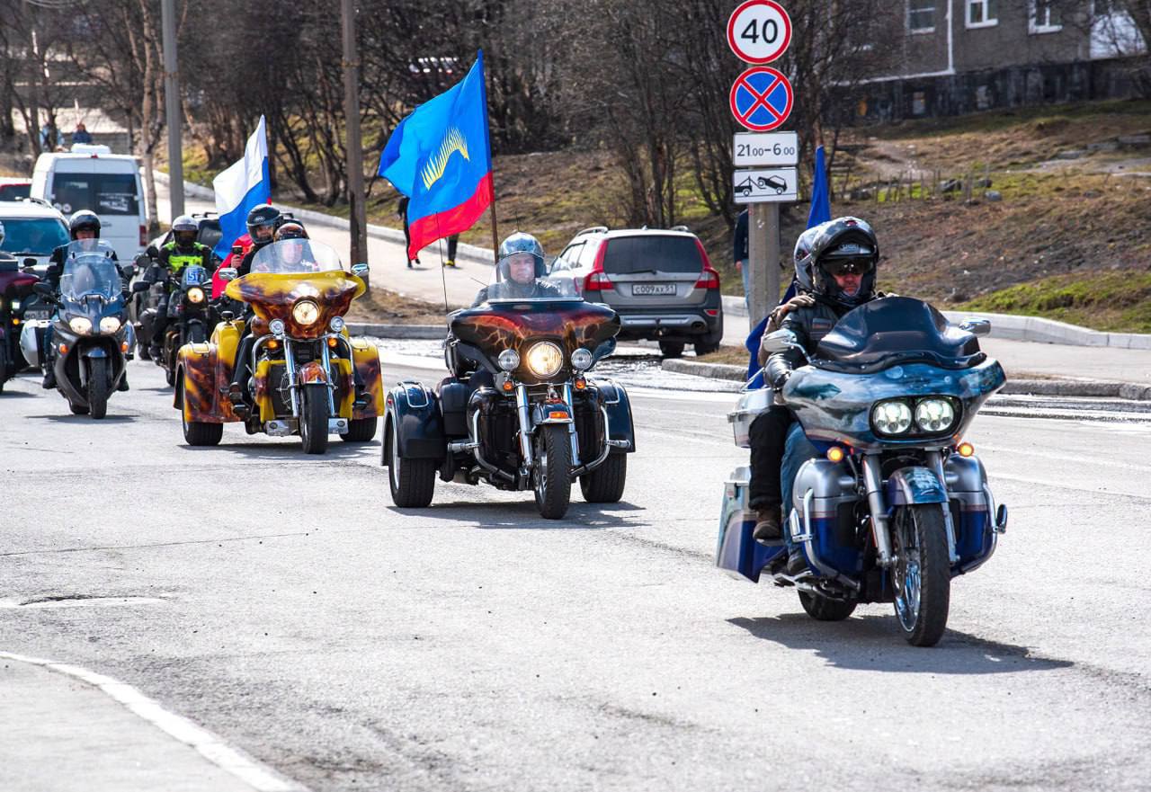 В Мурманске торжественно стартовал мотосезон Колонна байкеров во главе с губернатором Андреем Чибисом проехала по центральным проспектам до мемориала Защитникам Советского Заполярья. У мурманского Алеши участники мотопробега возложили цветы и почтили память защитников Отечества. Фото: Игорь Громов, Сергей Ещенко