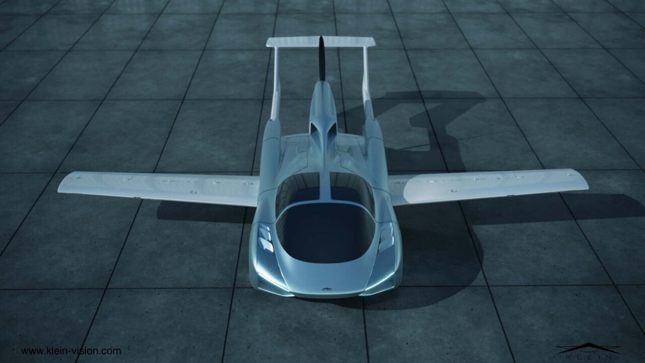 В Словакии представили серийный прототип летающего автомобиля AirCar 2 Первый летающий автомобиль словацкий авиационный эксперт Штефан Клейн запустил в 2016 году. С тех пор он совершил более 500 полетов и получил сертификат лётной годности. В новой модели увеличена скорость со 170 до 250 км/ч, до 300 м сокращена длина разбега и увеличена общая безопасность. Трансформация из машины в самолёт занимает всего 80 секунд. Дальность полёта — около 1000 км. Стоит летающий автомобиль 1 млн долларов, поставки обещают уже в следующем году. КИБЕРФРОНТ.