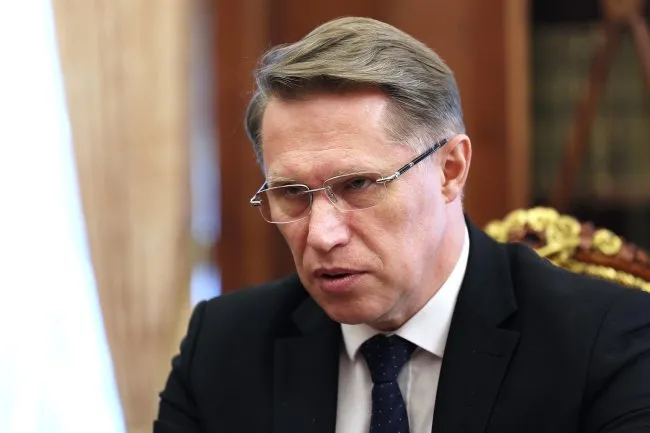 Минздрав планирует использовать технологии искусственного интеллекта для снижения бумажной нагрузки на медиков Об этом заявил глава министерства Михаил Мурашко Ранее Владимир Путин поручил правительству совместно с Госдумой обеспечить снижение документационной нагрузки в бюджетной сфере в том числе в здравоохранении Одна из разработок которая уже внедряется позволяет быстро проанализировать электронную историю болезни и выдать те данные которые срочно нужны врачу медсестре или работникам приемного отделения скорой помощи сказал Мурашко Министр отметил что раньше анализ с помощью ИИ занимал полчаса сейчас же всего несколько секунд Есть еще ряд других программных продуктов которые позволяют сократить это все и ряд решений технологических фиксация транскрибация речи суммаризация Это все очень активно приходит в нашу практику добавил он Фото РИА Новости Читать нас в МАКС