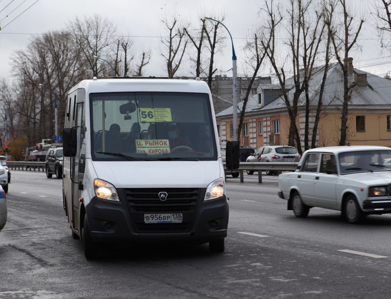 С 6 декабря маршрут 56 в Иркутске будет восстановлен Транспорт начнет регулярные перевозки в прежнем режиме Ранее лицензия перевозчика обслуживающего маршрут была приостановлена территориальным отделом Госавтодорнадзора по Иркутской области из за выявленных нарушений и работа на нем временно прекращена Для оперативного решения вопроса и минимизации неудобств пассажиров администрация города приняла меры Был усилен маршрут 9 Ц рынок пр Радищева а также задействованы все резервные транспортные средства следующие по направлению от Центрального рынка в микрорайон Солнечный Свидетельство на осуществление перевозок по муниципальному маршруту 56 без проведения открытого конкурса выдано простому товариществу перевозчиков в составе ООО Слава ООО КарТур ООО Ковчег и ООО Бригада Документ действителен до 16 февраля 2026 года Подписывайтесь на канал администрации Иркутска в MAX