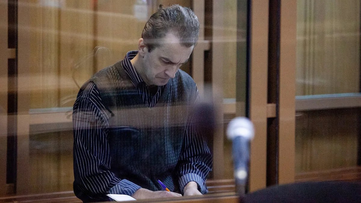 В Татарстане квартиру пожизненно осужденного продадут для выплат потерпевшим В 2022 году Игорь Птицын был приговорен к пожизненному лишению свободы за убийства и изнасилования Он должен компенсировать каждому потерпевшему от 1 до 1 2 млн руб Двухкомнатная квартира осужденного была выставлена на торги Птицыну оставят положенные по закону 2 млн руб Фото СУ СКР по Республике Татарстан kommersantkazan