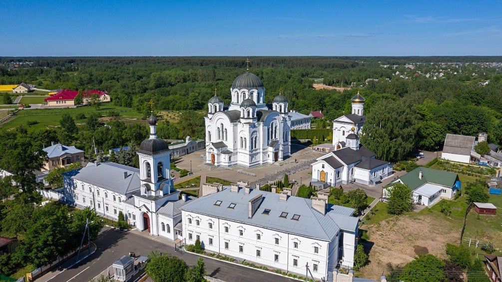 В БЕЛАРУСИ ЖДУТ ВИЗИТА ПАТРИАРХА КИРИЛЛА В ИЮНЕ   Патриарха Кирилла в Беларуси надеются увидеть с визитом в июне нынешнего года. Как сообщил журналистам митрополит Минский и Заславский Вениамин здесь ждут его участия в торжествах по случаю празднования 900-летия со дня основания Спасо-Евфросиниевского женского монастыря в Полоцке.  "Сами торжества пройдут 4-5 июня, - сообщил митрополит Вениамин агентству БЕЛТА. - Ожидаем визит святейшего патриарха к этой дате и других гостей".  По словам митрополита, это "дата большая, значимая". А Спасо-Евфросиниевский монастырь в Полоцке - один из древнейших монастырей, сохранившихся на территории Восточной Европы от того времени. Митрополит  напомнил, что недавно в монастыре был отреставрирован и открыт Спасо-Преображенский храм.  "Теперь уже можно посетителям зайти, посмотреть на древние фрески, проникнуться тем миром духовности, который там создавался под непосредственным руководством преподобной Евфросинии Полоцкой", - отметил митрополит.