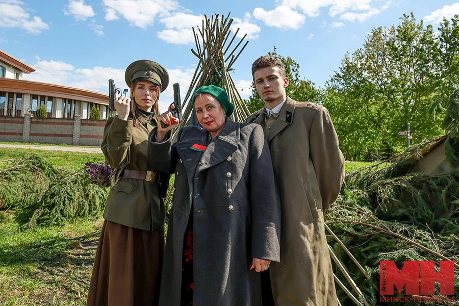 Шестое мая 1945-го реконструировали в Минске. Масштабный проект «На Завалинке» прошел на площадке у Минского государственного дворца детей и молодежи. Организаторы воссоздали атмосферу, которая царила 6 мая 1945 года. Три дня до Победы! Приближался эпохальный праздник. В парках играл военный духовой оркестр, проходили шахматные турниры «Шах и мат рейху». #30_дней_до_Победы #80_лет_ПОБЕДЫ «Минск-Новости» MINSKNEWS.BY Telegram Viber FB VK Inst TikTok YouTube
