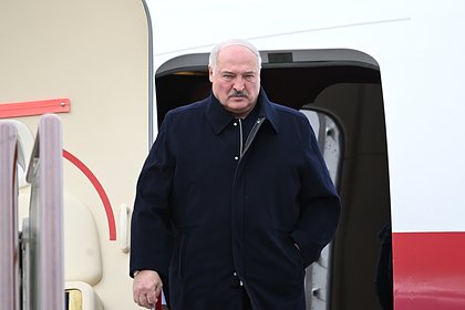 В визите Лукашенко в Китай нашли 10 странностей Визит президента Белоруссии Александра Лукашенко в Пекин является самым загадочным из всех. Соответствующий пост опубликовал Telegram-канал «Китайская угроза». «Странный формат встречи, ни официальных документов, ни официальных почестей, усеченные репортажи в государственных СМИ», — отмечают авторы канала. При этом китайский МИД даже на следующий день после приезда Лукашенко в Пекин не смог подтвердить визит белорусского лидера, а председатель КНР Си Цзиньпин за 15 дней до встречи с ним пропал из публичного пространства. «Белорусская сторона представила это как "дружеский семейный обед". Такой формат встречи никогда ранее не встречался в китайских переговорах», — говорится в публикации. Ранее Лукашенко заявил о беспрецедентном давлении западных стран на Китай.