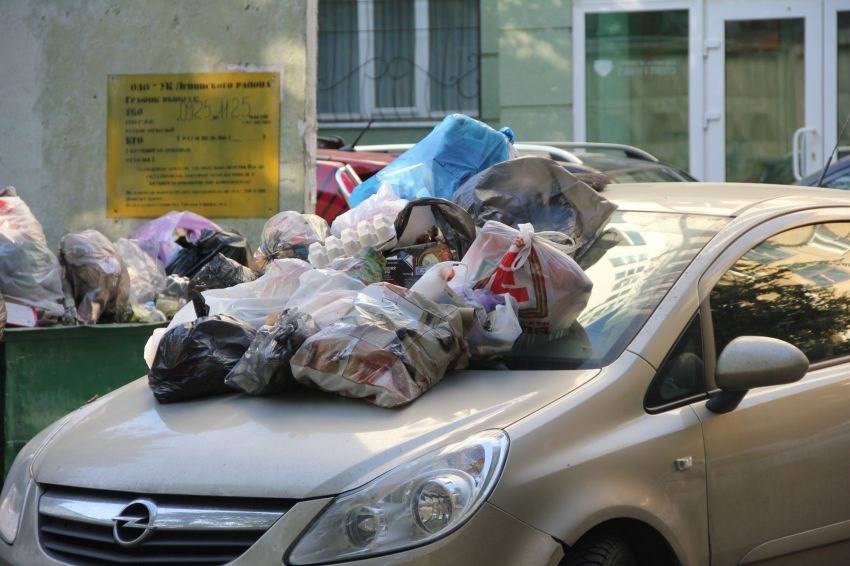 В Петербурге вводят штрафы за парковку на «зебрах» и у мусорных баков  В Петербурге решили бороться с теми, кто паркует машины на местах, предназначенных для эксплуатационной маркировки  пешеходные дорожки, мусорные контейнеры и пожарные гидранты . В Законодательном собрании города утвердили штрафы за нарушение: для обычных водителей — от 3 до 5 тысяч рублей, для должностных лиц — от 5 до 40 тысяч рублей, для компаний — от 150 до 500 тысяч рублей.  Теперь нарушители будут вынуждены платить за свои действия, а это может стать дополнительным стимулом для более ответственного отношения к городской инфраструктуре.    - поддерживаю!    - поддерживаю, но нужно решать вопрос с парковками!  ФЛЭШ ПИТЕР   ПРЕДЛОЖКА