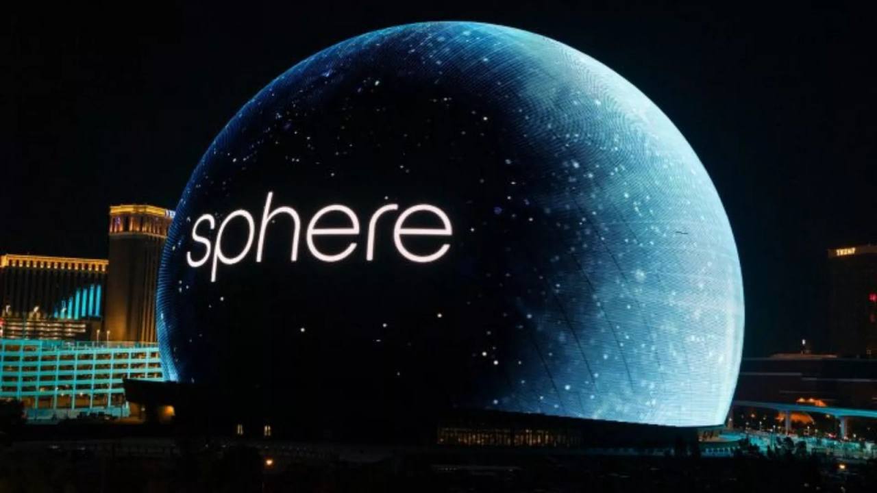 В Абу-Даби построят второй в мире комплекс MSG Sphere   О планах построить еще один развлекательный комплекс MSG Sphere объявил департамент культуры и туризма Абу-Даби совместно с компанией Sphere Entertainment Co. Финансировать строительство и содержание огромного экрана будет правительство ОАЭ. Других деталей о новом развлекательном комплексе пока нет.    Первая «Сфера» стоимостью $2,3 млрд была открыта в Лас-Вегасе в 2023 году. Огромный концертный комплекс со сферическим экраном высотой 112 м вмещает почти 18 тыс. человек.