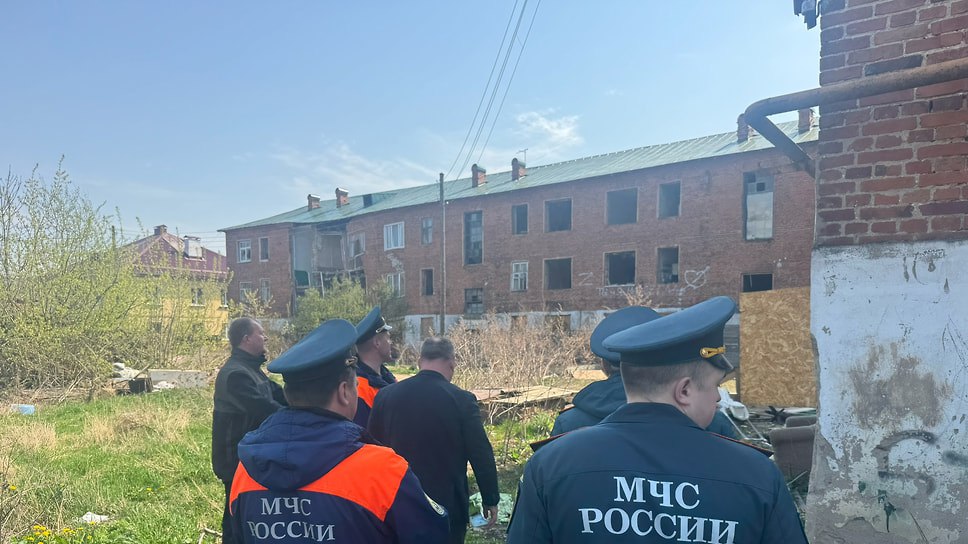 Губернатор Ярославской области поручил главе Ростовского округа Андрею Шатскому проработать вопрос сноса дома №47 на улице Пролетарской в Ростове Великом. Здание ранее признали аварийным и расселили, 23 апреля оно частично обрушилось. Сейчас специалисты администрации выводят дом из реестра памятников для дальнейших действий. «Процесс длительный, но документы уже отправлены в Государственную службу охраны объектов культурного наследия» — Сергей Тихомиров, глава Ростова Великого. Фото: Пресс-служба правительства Ярославской области Еще больше новостей — в Telegram-канале «Ъ-Ярославль»