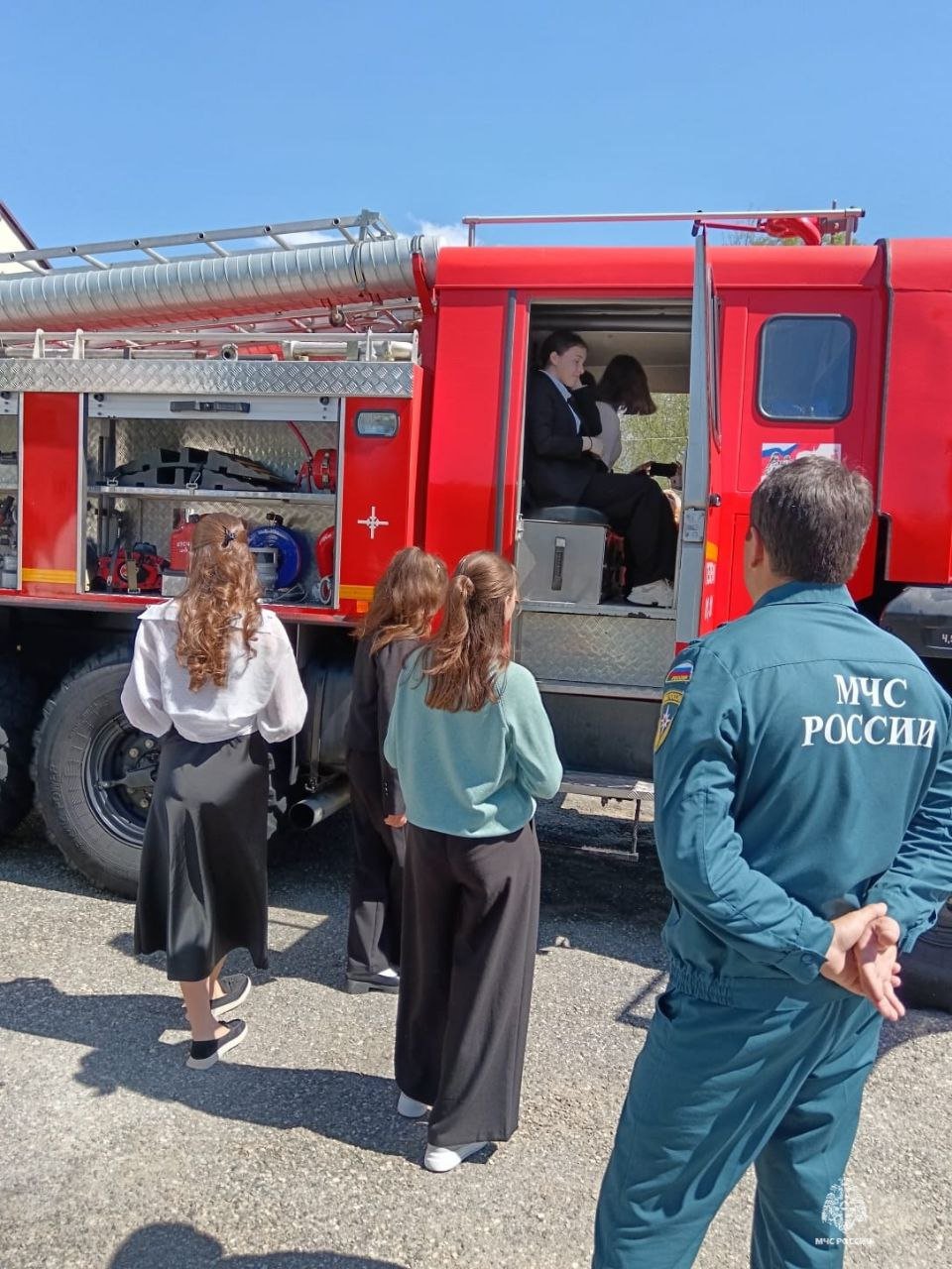 В пожарной части станицы Преградная прошла экскурсия для студентов В рамках празднования Дня пожарной охраны России студенты лицея посёлка Медногорский посетили 12-ю пожарно-спасательную часть Главного управления МЧС России по КЧР. В ходе экскурсии студенты познакомились с работой пожарных, увидели специальное оборудование и технику. Огнеборцы показали ребятам боевую одежду пожарного. Немалый интерес у студентов вызвала пожарная техника. Ребятам рассказали про каждую машину, в каких условиях она применяется, какие особенности в ней есть, продемонстрировали аварийно-спасательные инструменты, которыми оборудованы автомобили.