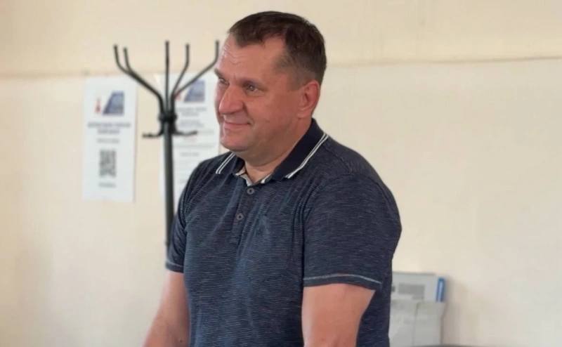 В Курской области «железный человек» избран главой Суджанского района В Суджанском районе Курской области официально появился новый глава. 16 июля депутаты местного Представительного Собрания утвердили в этой должности с приставкой врио 49-летнего Алексея Спиридонова. Он стал третьим руководителем района за последний год. «Спасибо за доверие. Понимаю, что впереди большая и сложная работа. Решение проблем жителей требует особого внимания и подхода. Предстоит полностью восстановить Суджанский район. Буду делать все, что в моих силах для выполнения этих непростых задач. Искренне надеюсь на поддержку и понимание людей», — написал Спиридонов в своем телеграм-канале.