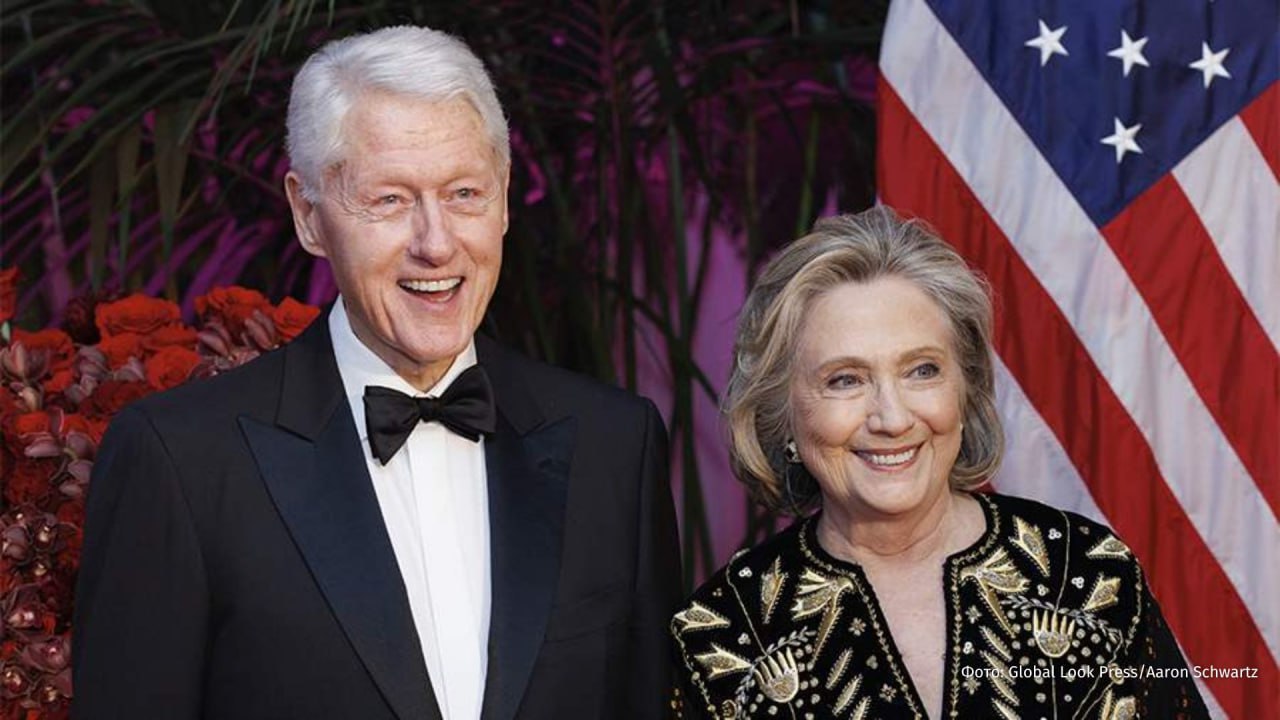 Билл Клинтон и его жена Хиллари отказались давать показания по делу Джеффри Эпштейна Об этом экс президент США сообщил в соцсети X К посту он прикрепил изображение письма к председателю комитета по надзору Джеймсу Комеру в котором раскритиковал политику администрации Трампа и назвал выданные им с супругой повестки недействительными и юридически неисполнимыми Клинтоны также подчеркнули что уже предоставили письменные показания под присягой аналогичные тем которые комитет принял у других свидетелей  19 декабря Минюст США обнародовал материалы по делу Эпштейна среди которых были публикации посвященные 42 му президенту США На одном из фото Клинтон плавает в бассейне с осужденной за торговлю людьми Максвелл РЕН ТВ в Telegram в MAX